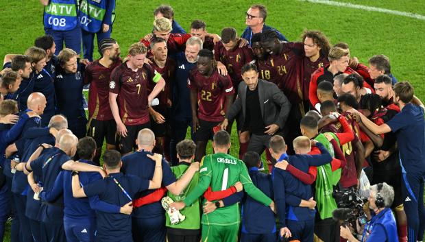 Domenico Tedesco dando una charla a los jugadores de Bélgica en la pasada Eurocopa