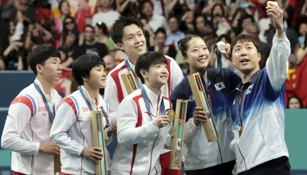 El selfie de los deportistas surcoreanos, chinos y norcoreanos en ping pong