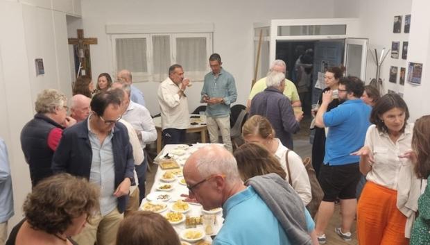 Participantes de la iniciativa 'Gintonic con fe' tomando el picoteo posterior al debate