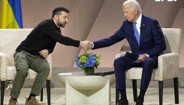 Zelenski saluda a Biden en la cumbre de la OTAN celebrada en Washington