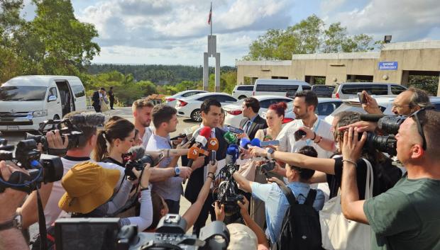 Ospina rodeado de prensa durante el juicio en Tailandia.