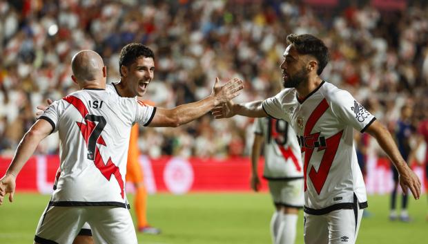 Unai López (d) celebra el primer gol del partido