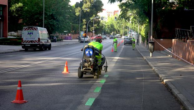 Operario del Ayuntamiento de Madrid pinta líneas verdes en el paseo de La Habana para crear nuevas plazas de estacionamiento para residentes