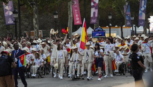 PARÍS (FRANCIA), 28/08/2024.- Marta Arce y Álvaro Valera desfilan como abanderados encabezando la representación española en la ceremonia de inauguración de los Juegos Paralímpicos de París 2024. EFE/Comité Paralímpico Español/David Ramírez - SOLO USO EDITORIAL/SOLO DISPONIBLE PARA ILUSTRAR LA NOTICIA QUE ACOMPAÑA (CRÉDITO OBLIGATORIO) -