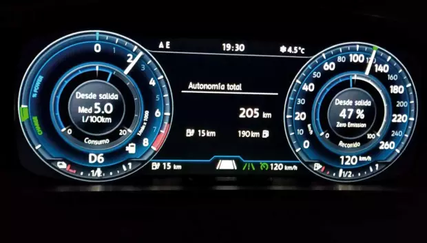 El cuadro de instrumentos nos indica la distancia que podemos recorrer en eléctrico