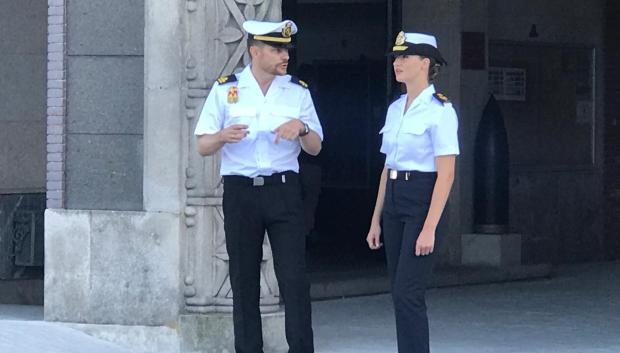 La Princesa en un momento de la visita por las instalaciones de la Escuela Naval