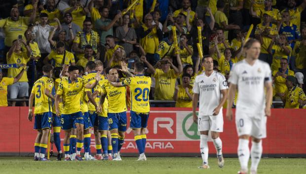 Los jugadores de la UD Las Palmas celebran el primer gol del equipo