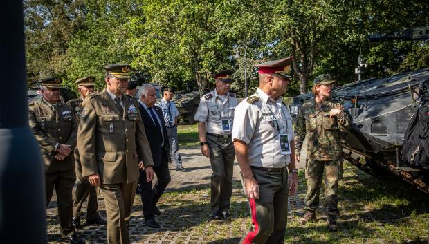 El Jefe de Estado Mayor del Ejército (JEME), general de ejército Amador Enseñat y Berea, ha participado en el X Foro de Jefes de Estado Mayor en Dresde (Alemania)