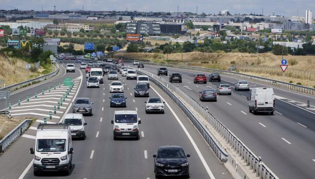 Varios coches circulan por una carretera de Madrid