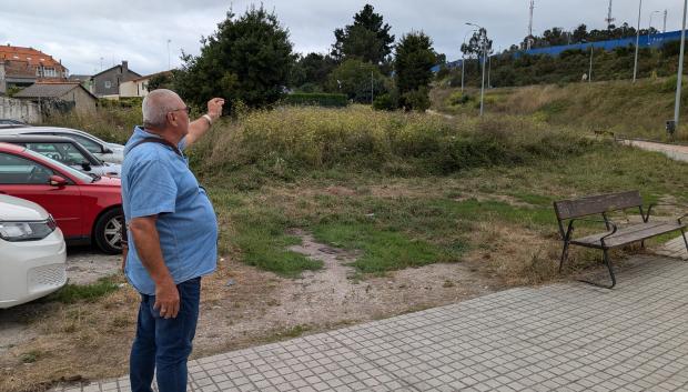 Javier Hurtado señala una parcela que podría habilitarse como aparcamiento