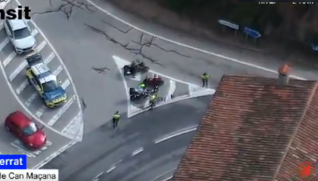 Las motos estacionadas en la mediana