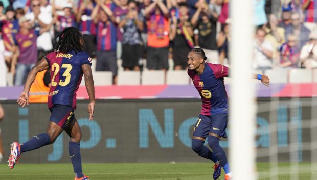 Jules Koundé celebra el tercer gol con Raphinha