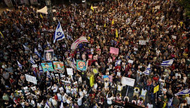 Israelíes participan en una protesta pidiendo la liberación inmediata de los rehenes israelíes retenidos por Hamás este sábado