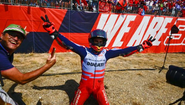 Marc Marquez celebra con su gente la victoria en el GP de Aragón