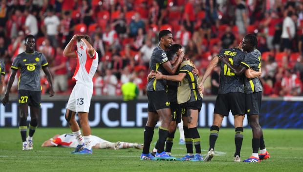 Lilles players celebrate after winning the UEFA Champions League qualification 2nd-leg play-off match between Slavia Prague and Lille LOSC in Prague, Czech Republic on August 22, 2024. (Photo by Michal Cizek / AFP)