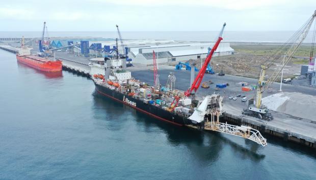 El buque Lorelay, atracado en el puerto exterior de La Coruña