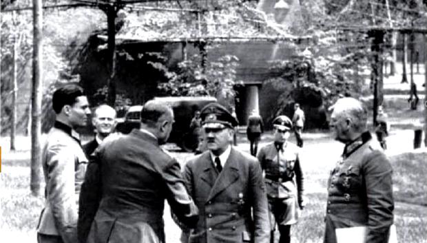 Histórica foto que muestra a Stauffenberg en Rastemburgo el sábado 15 de julio de 1944 (en el margen izquierdo, de perfil) con Hitler (centro) y Keitel (derecha). Stauffenberg llevaba la bomba en ese instante, pero decidió no detonarla