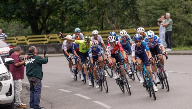 El pelotón ciclista durante la decimosexta etapa de la Vuelta ciclista a España