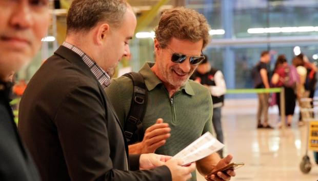 El actor, Rodolfo Sancho, en el aeropuerto