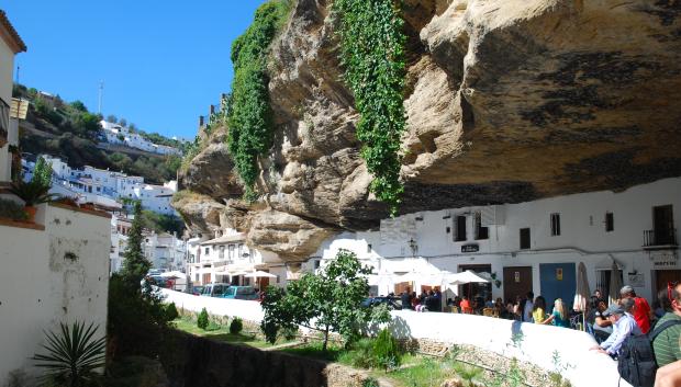 Los visitantes quedan fascinados al contemplar las casas construidas bajo la gran formación rocosa