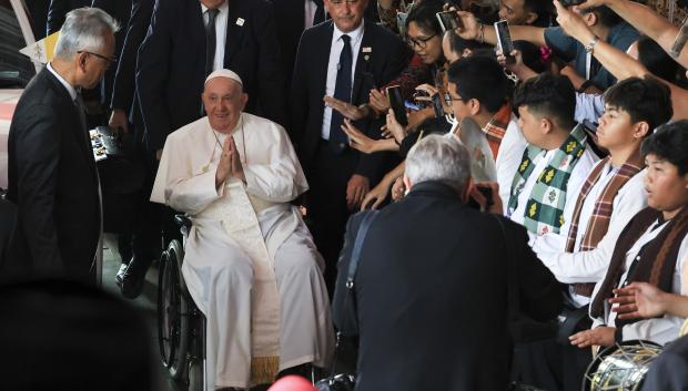 El Papa Francisco saluda y agradece el recibimiento en Yakarta por el encuentro inter religioso