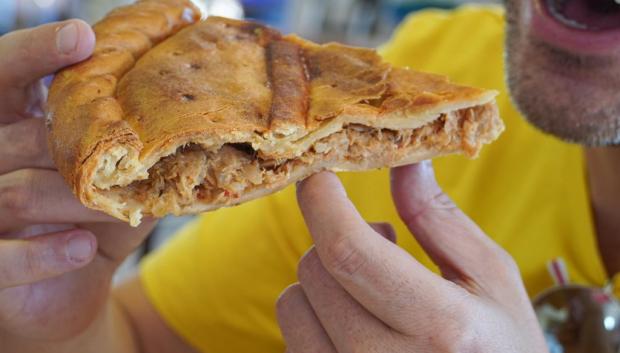 Un comensal disfrutando de la empanada gallega