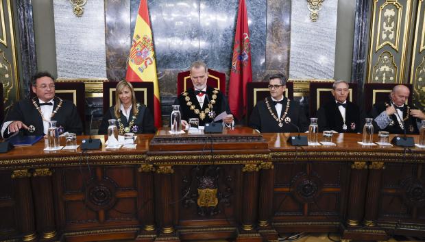 El rey Felipe VI, la presidenta del CGPJ, Isabel Perelló, el fiscal general del Estado, Álvaro García, y el ministro de Justicia, Félix Bolaños, en el Tribunal Supremo