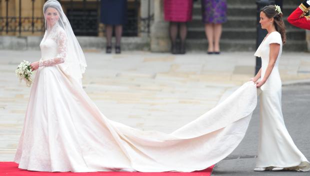 Kate Middleton with her sister Pippa arriving at Westminster Abbey at the Royal Wedding with Britain's Prince William in London Friday, April, 29, 2011.
En la foto con vestido de novia de la firma "Sarah Burton para Alexander McQueen"