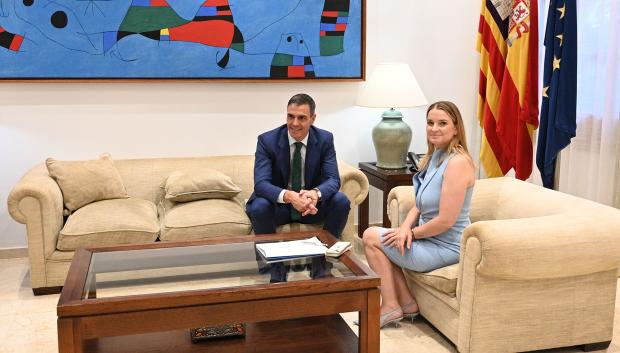 Pedro Sánchez y la presidenta de Baleares, el pasado 30 de julio