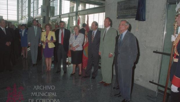 El Rey Juan Carlos I tras descubrir la placa conmemorativa de la inauguración de la estación