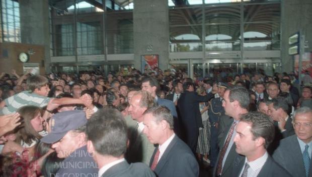 Numeroso púbico abarrotó la estación para ver al Rey de España