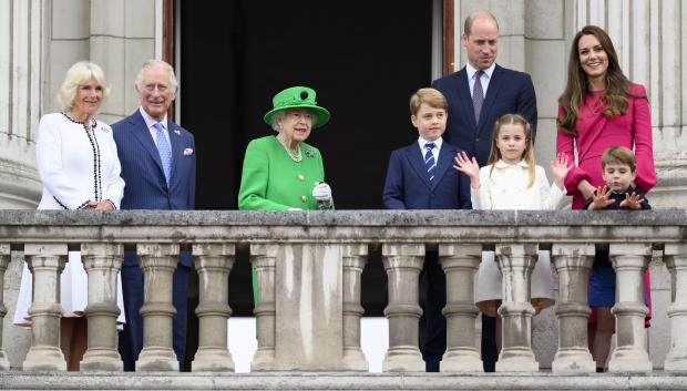 Camilla , Duchess of Cornwall, Prince Charles of Wales, Queen Elizabeth II, Prince George, Prince William, Princess Charlotte, Prince Louis, and Kate Middleton on the balcony of BuckinghamPalace at the end of the Platinum Jubilee Pageant, on day four of the Platinum Jubilee celebrations.