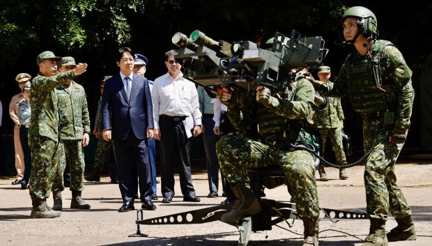 El presidente de Taiwán, William Lai, visita a las tropas acantonadas en la base de Penghu