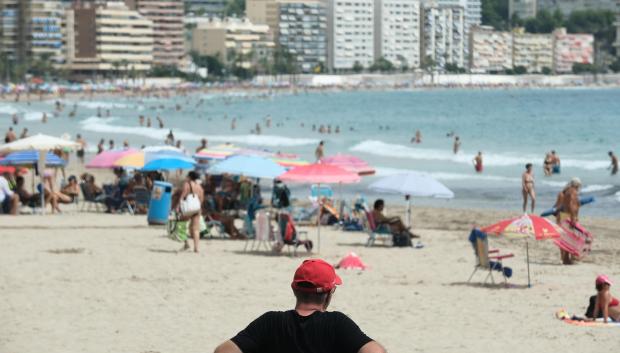 Bañistas en la playa de Benidorm, este sábado