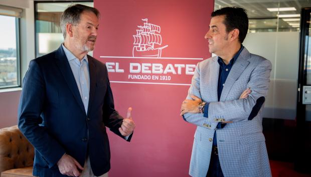 Ignacio Beamud charla con Bieito Rubido, director de El Debate, durante su visita