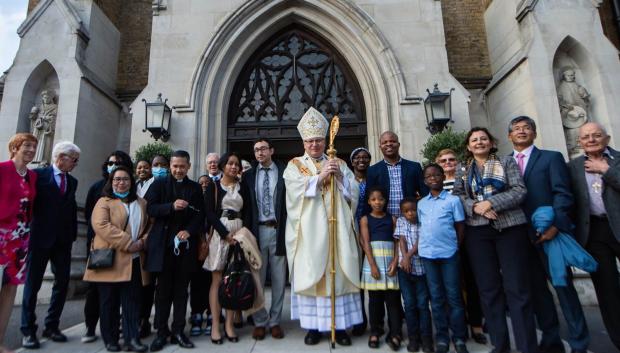 El obispo de Southwark tras la celebración de una boda