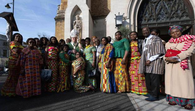 Una ceremonia con numerosos feligreses africanos