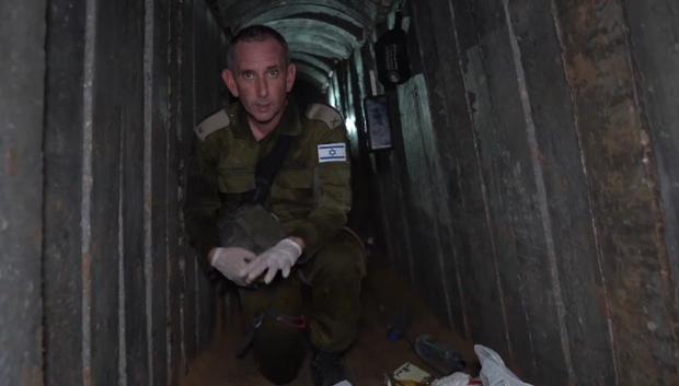 El portavoz del ejército israelí, el contralmirante Daniel Hagari, en el túnel en el que se encontraron los cuerpos de los seis rehenes