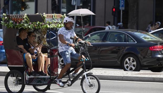 Un Tuk Tuk pasea por las calles de Madrid