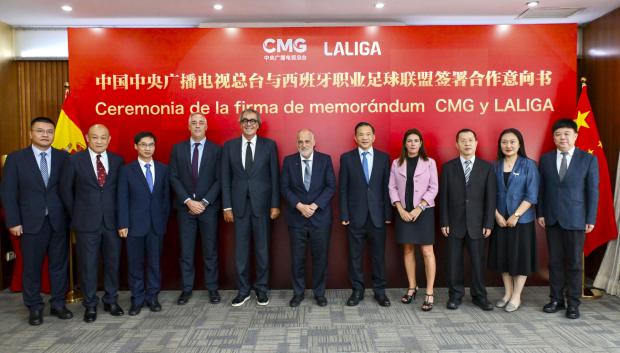 El presidente de LaLiga, Javier Tebas (c-i), y el presidente del Grupo de Medios de China (CMG), Shen Haixiong (c-d), posan para una foto de grupo durante la ceremonia de la firma de memorándum CMG y LALIGA en Pekín (China) este miércoles