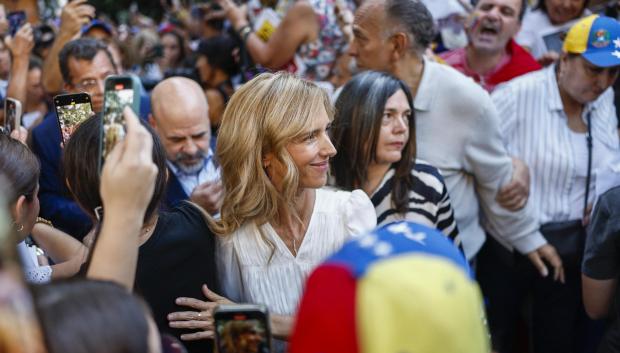 Cayetana Álvarez de Toledo, en la plaza de las Cortes tras su discurso