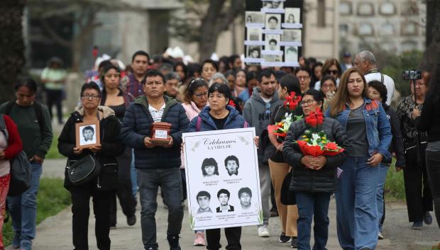 Entierran restos de las víctimas de la matanza de estudiantes por la que fue condenado Fujimori