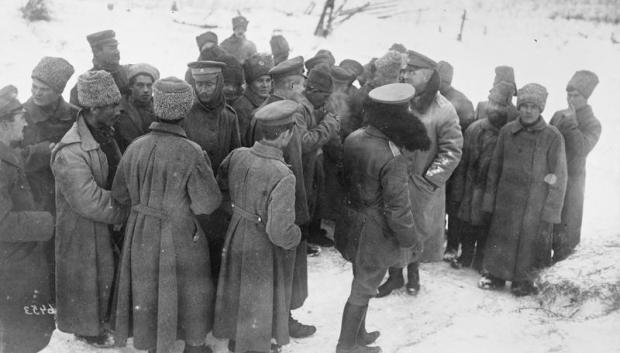 Confraternización de tropas alemanas y bolcheviques en la zona del río Yaselda , Rusia, febrero de 1918