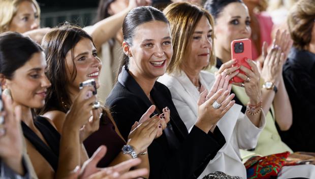 Victoria Federica Marichalar muy sonriente durante el desfile junto a Cayetana Rivera y María G de Jaime.