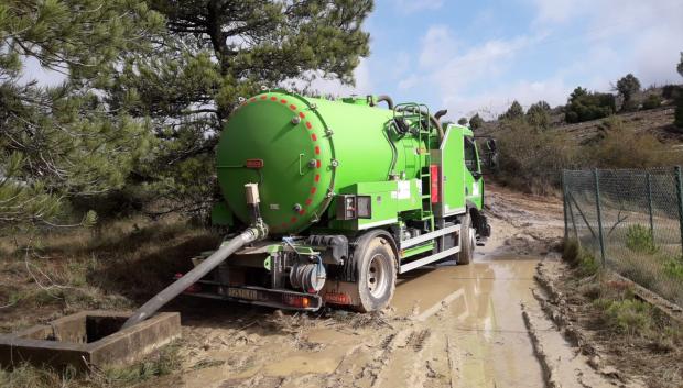 Un camión de agua en Morella, Castellón, para evitar la muerte del ganado por la sequía