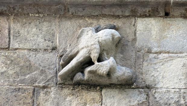 Detalle del halcón esculpido en la fuente