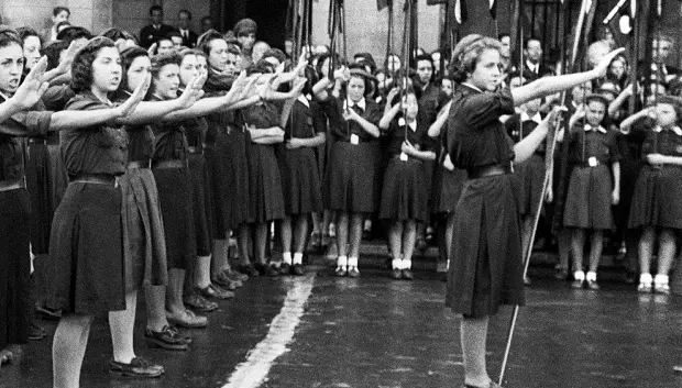 Desfile de 'Flechas azules' de la Sección Femenina de la Falange en la plaza Mayor de Madrid, con la asistencia de Pilar Primo de Rivera