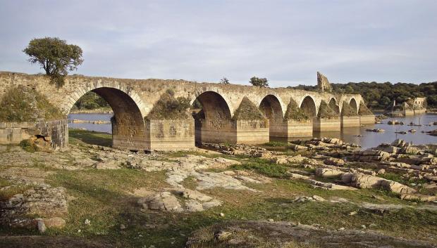 El puente de Ayuda sobre el río Guadiana, que comunica España y Portugal desde la localidad de Olivenza