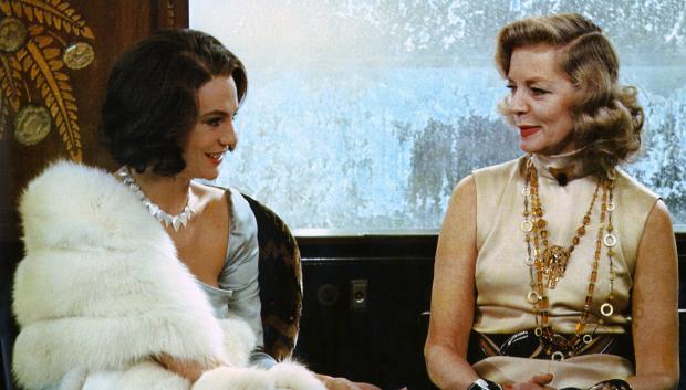 Lauren Bacall, junto a Jaqueline Bisset, en Asesinato en el Orient Express