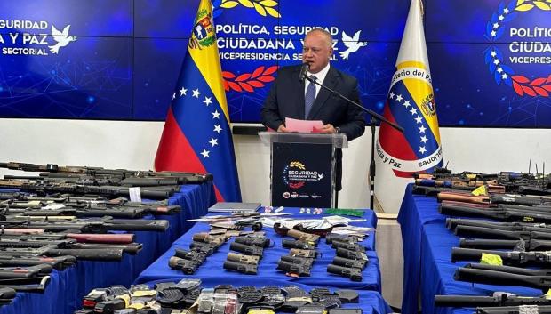 El ministro del Interior de Venezuela, Diosdado Cabello, con las armas incautadas